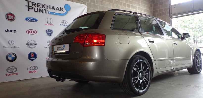 audi a4 attache fixe